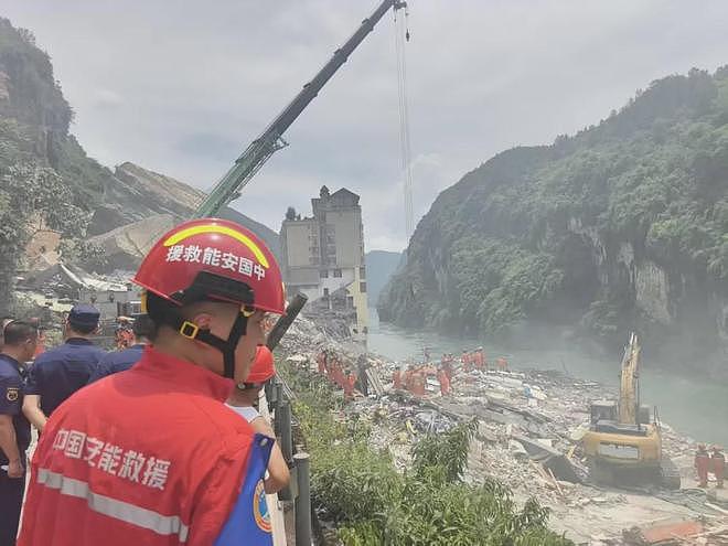重庆彭水突发山体崩塌，目击者弃车逃生：再快几十秒就被埋 - 3