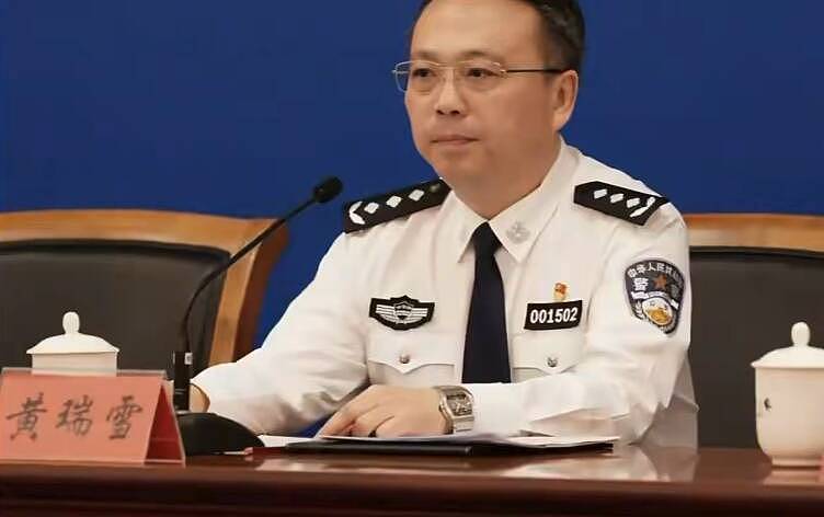 中国四川副省长黄瑞雪猝死,网传在办公室自杀 - 1
