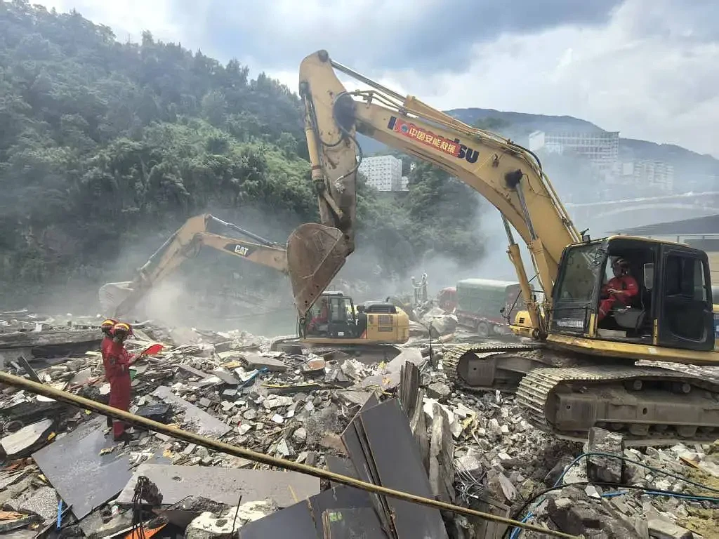 重庆彭水山体垮塌：居民接预警紧急撤离，楼房被埋10人获救 - 2