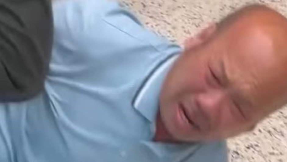 视频疯传!澳男在美国机场被ICE按倒,惊喊:不知道他们在干什么(视频/组图) - 1