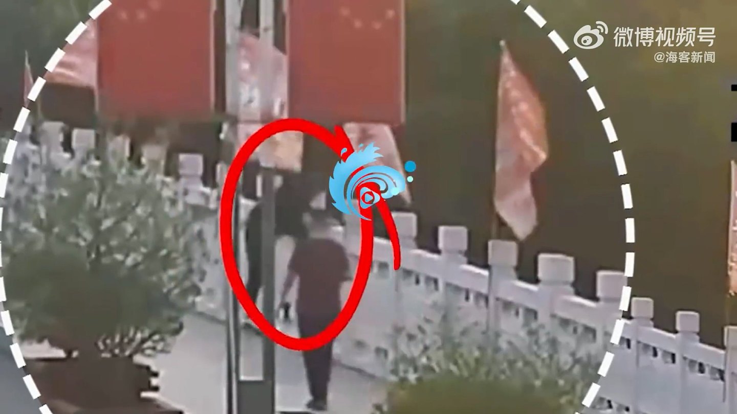 安徽71岁大妈跳4米深河救人!拖回男子后悄悄离开(组图) - 3