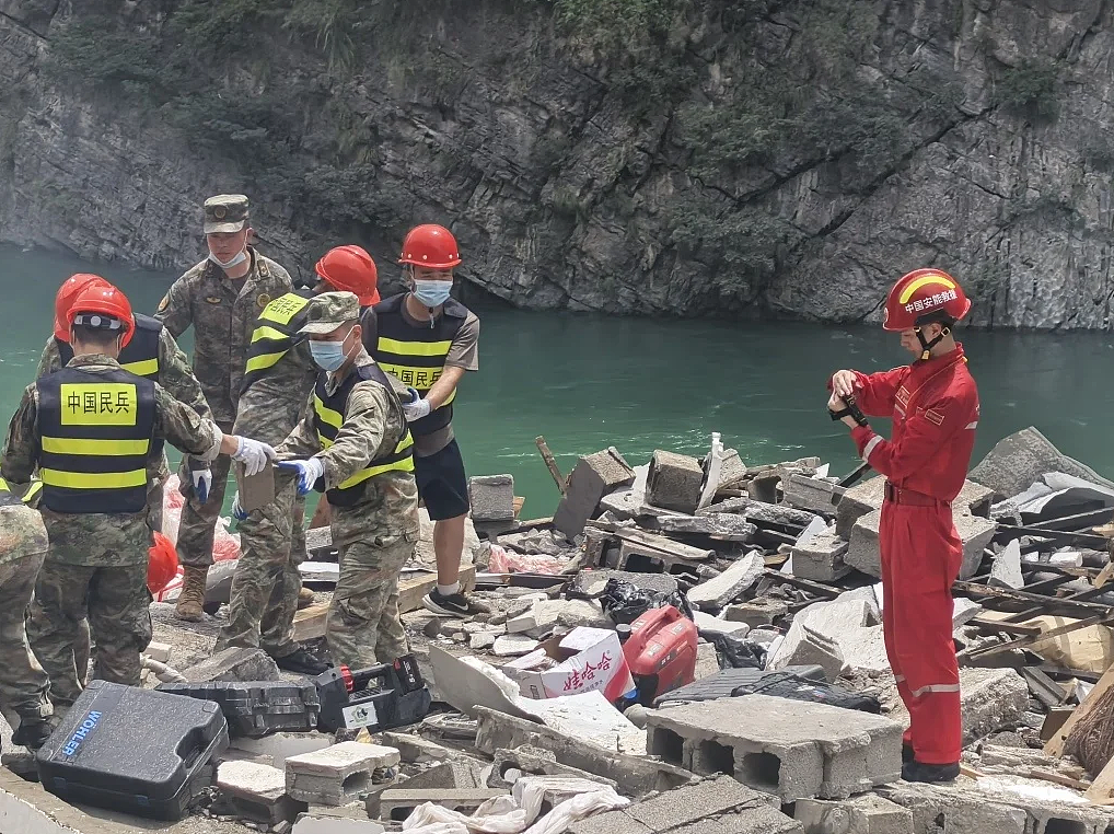 重庆山体崩塌已致8死，34人失联！居民喊撤离无人回应（组图） - 3
