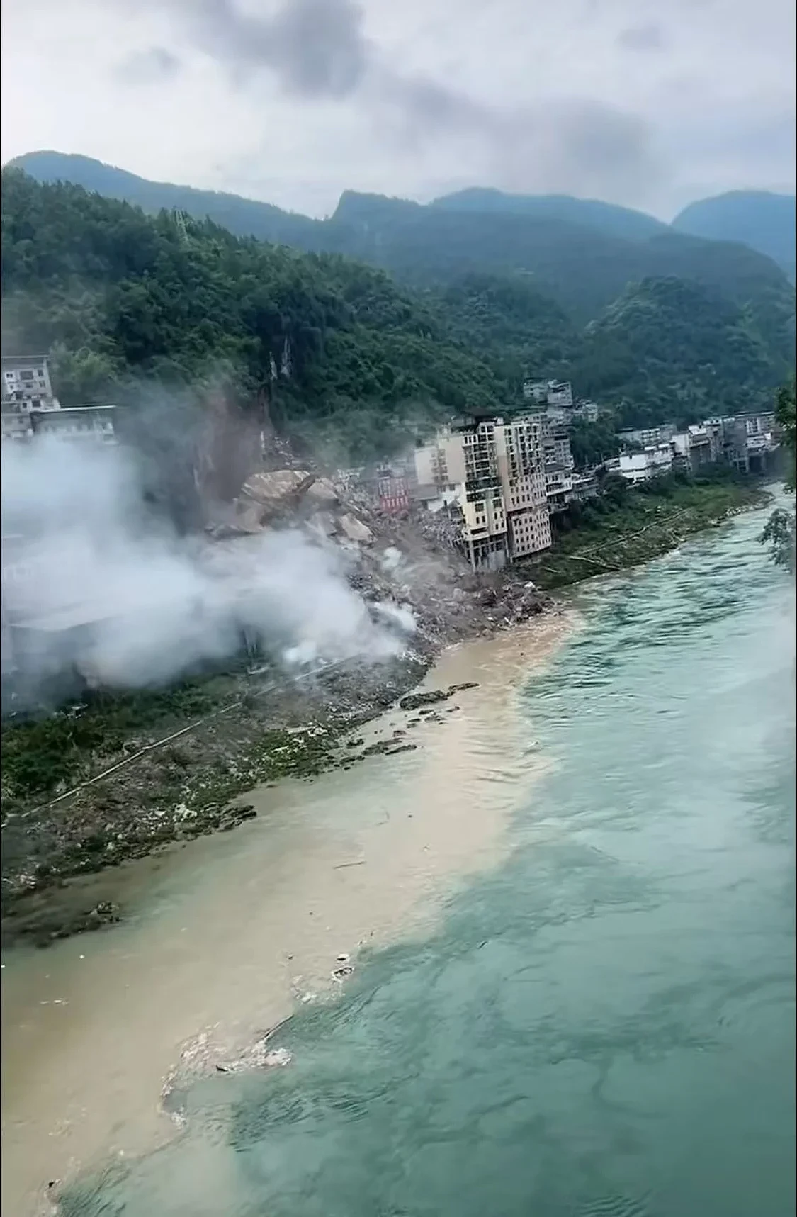 重庆山体崩塌，多栋居民楼被压垮！幸存者从江中浮起 - 1