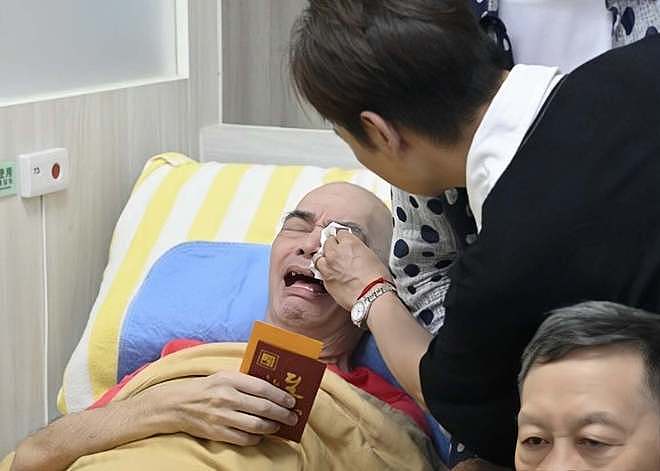 香港知名歌手惨遭养老院虐待!一年半不给洗澡,褥疮恶化,身心受创(组图) - 3
