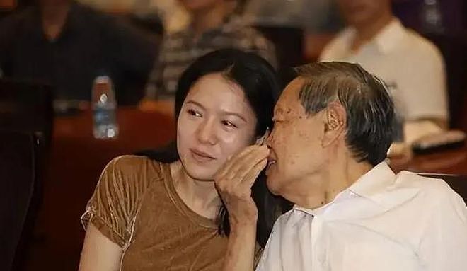 卷款18亿逃英国、给杨振宁戴绿帽?丧夫9个月后,翁帆又遇上难题 - 7