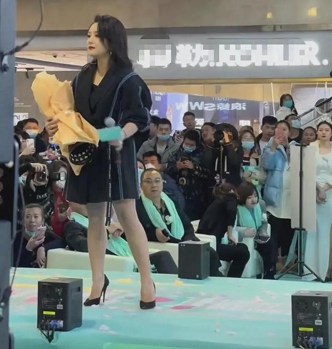 李小璐直播承认无戏可拍，昔日金马影后星途陨落令人唏嘘 - 17