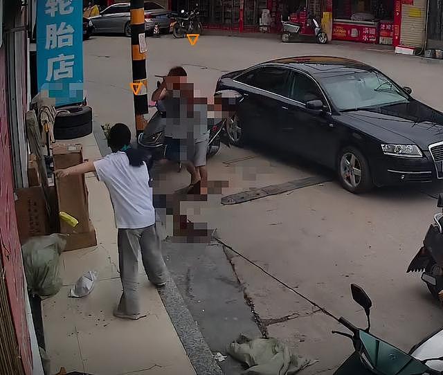 监控视频曝光!广东男子快递站砍死村书记,站门口打110报警 - 3