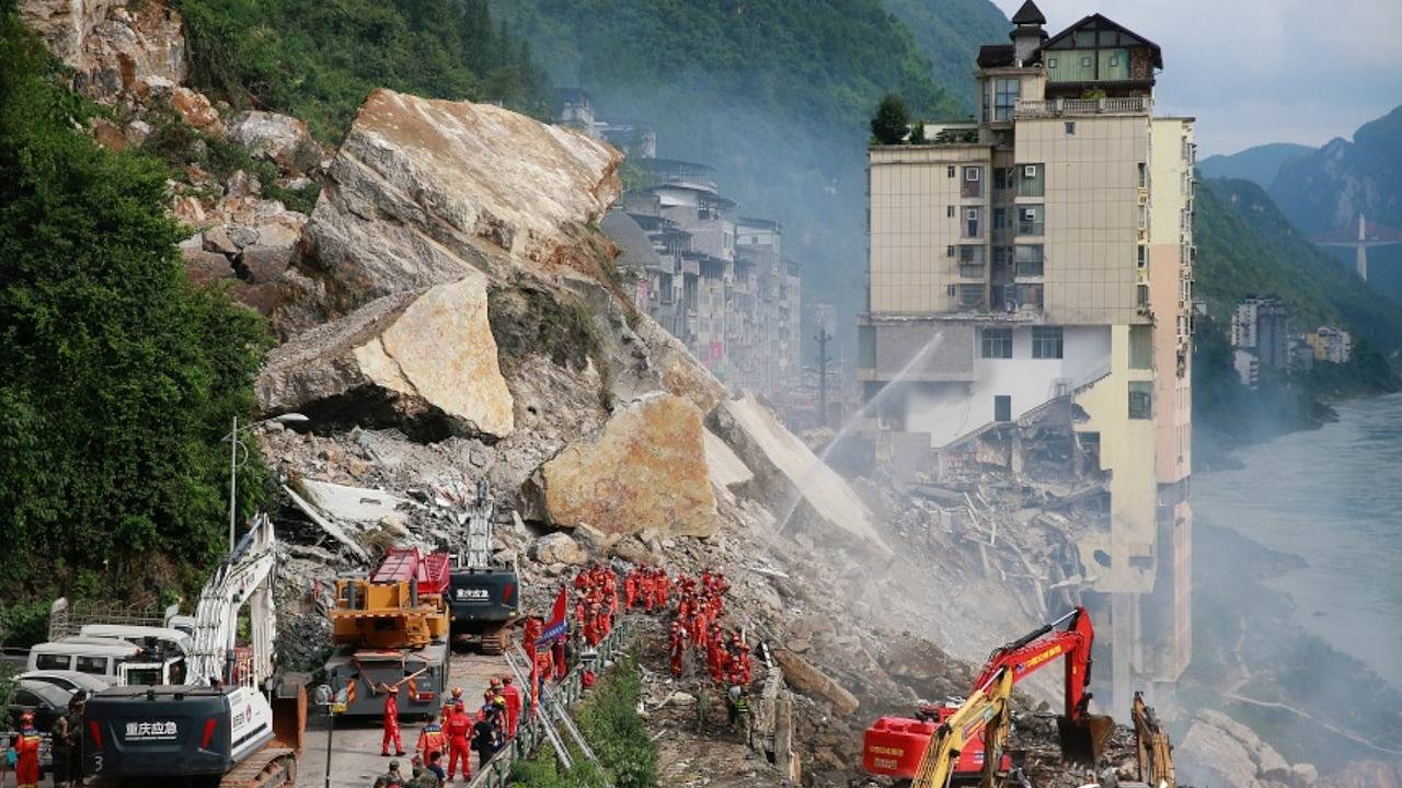 重庆山泥倾泻致8死34失联,千人紧急撤离!山崩前后对比图公布(组图) - 1
