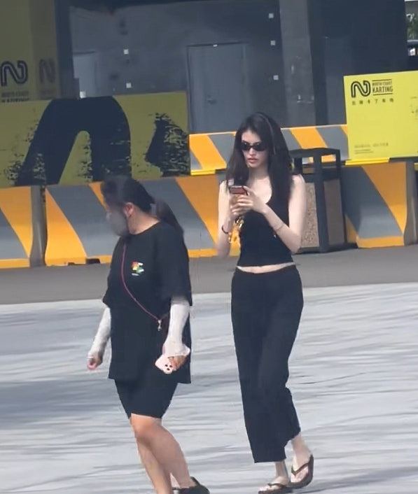 陈伟霆一家三口度假被偶遇！两保姆随行，贴身护子阵仗大（组图） - 2