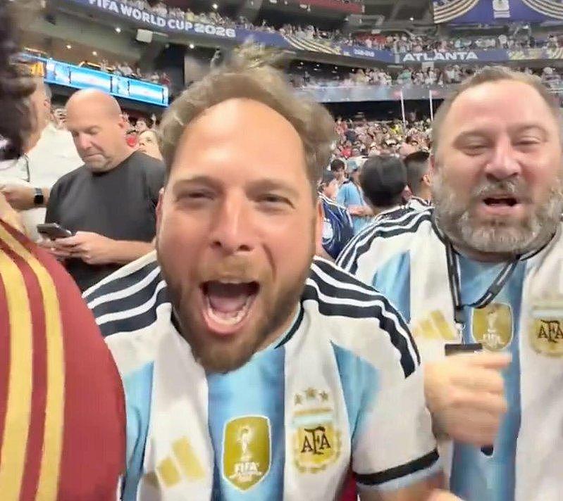 看世界杯遭阿根廷球迷歧视辱骂“杂种”，中国博主向FIFA举报（组图） - 2