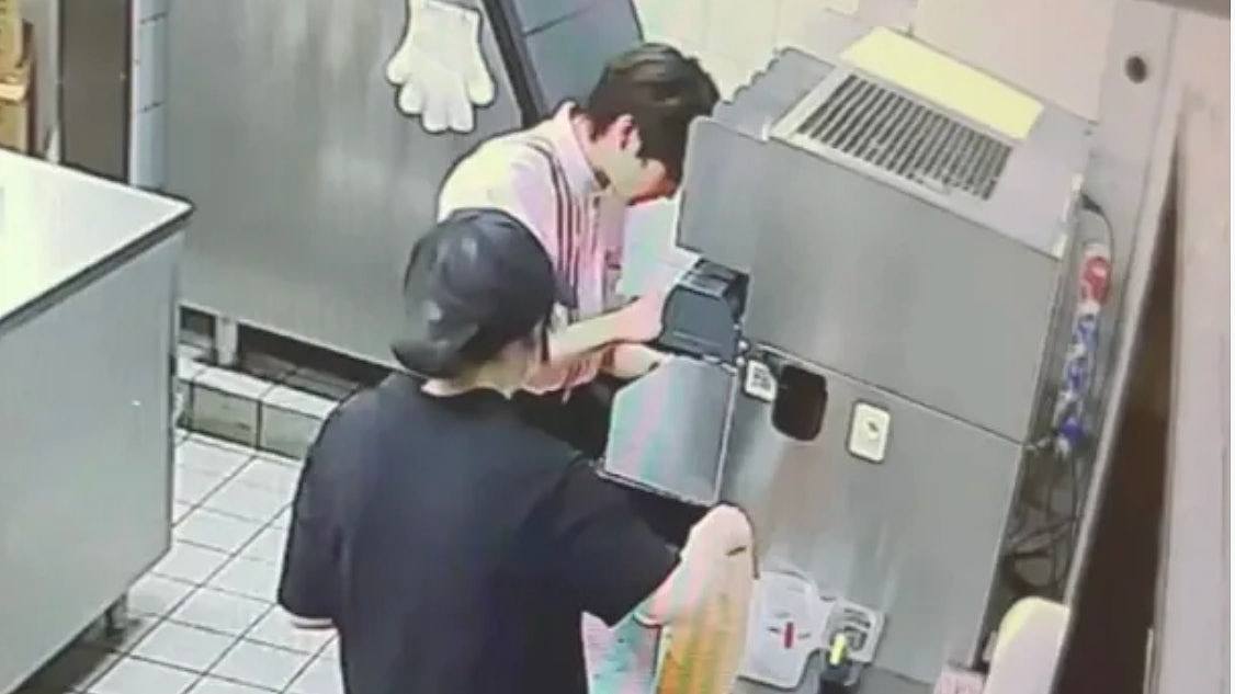 河南麦当劳店员被举报往可乐吐口水,涉事店员:吹掉可乐泡沫(组图) - 1