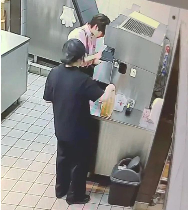 河南麦当劳店员被举报往可乐吐口水,涉事店员:吹掉可乐泡沫(组图) - 2