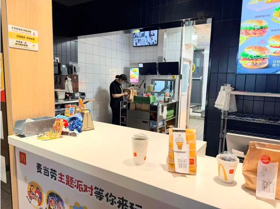 河南麦当劳店员被举报往可乐吐口水,涉事店员:吹掉可乐泡沫(组图) - 4