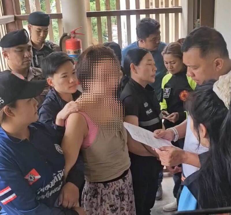 中国女子街头突袭抱婴妇人,网友呼吁遣返回国(图) - 1