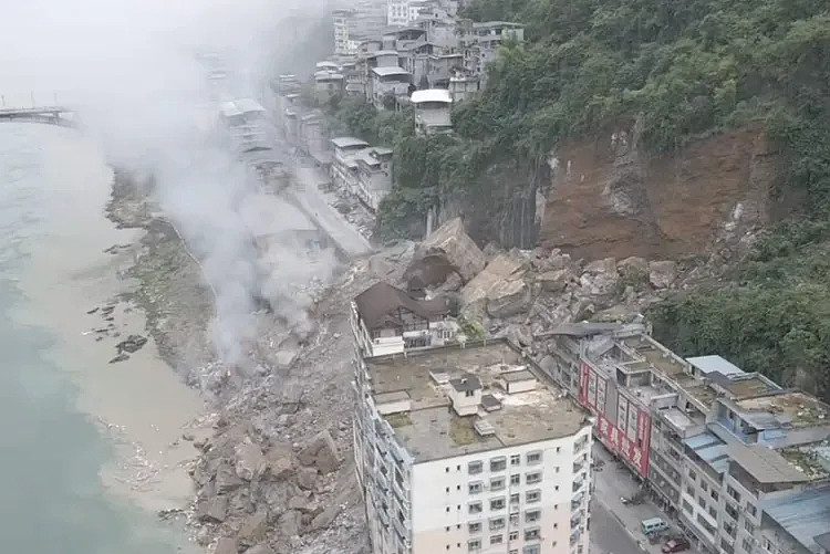 重庆山崩致多人被埋!围观看热闹者亦遭二次崩塌掩埋(组图) - 1