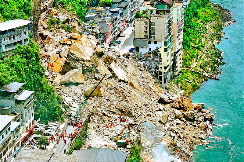 重庆山崩致多人被埋!围观看热闹者亦遭二次崩塌掩埋(组图) - 2