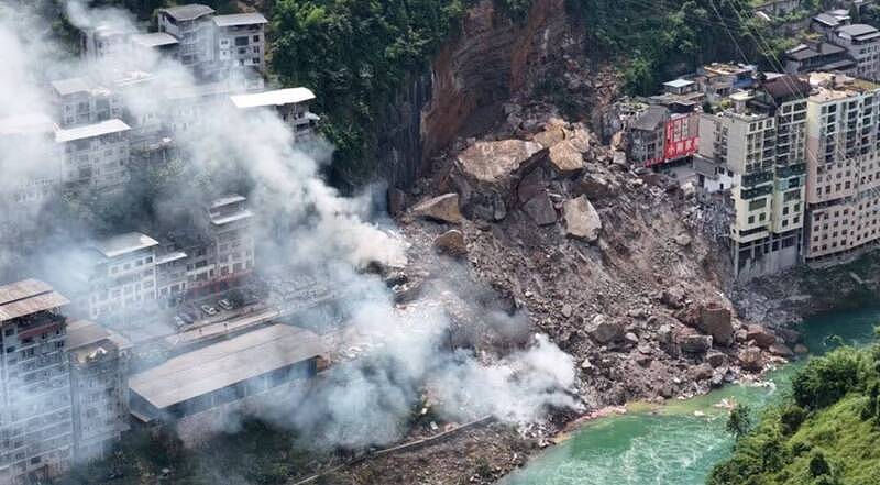 重庆山崩致多人被埋!围观看热闹者亦遭二次崩塌掩埋(组图) - 3