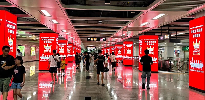 深圳地铁“辣眼睛”广告引众怒,被批比椰树更炸裂 - 2