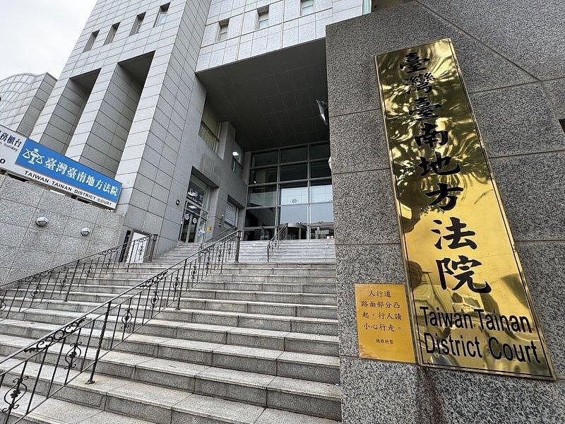 男大赤裸“猥亵”13女鞋子，射精至鞋内还录影发文（图） - 1