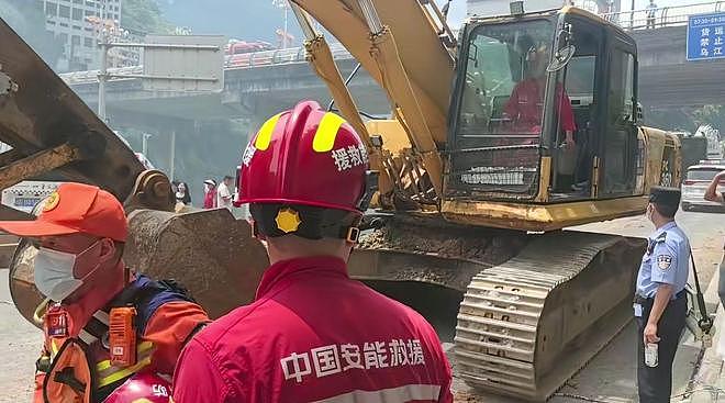 重庆彭水山体滑坡致8死34失联,网格员救60余人后被困获救 - 1