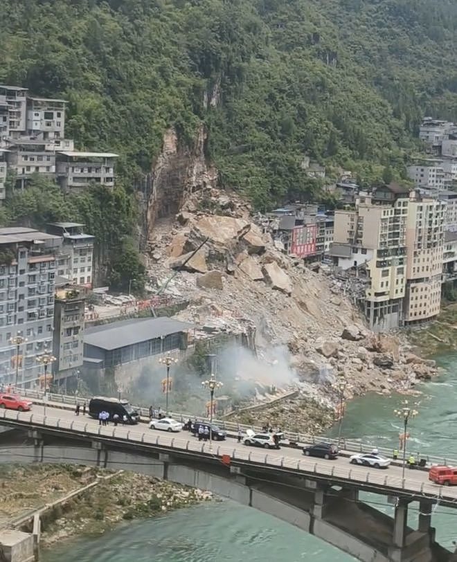 重庆彭水山体滑坡致8死34失联,网格员救60余人后被困获救 - 4
