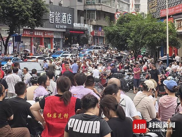 争分夺秒!重庆彭水山体崩塌现场发现生命迹象,居民、志愿者接力支援 - 5