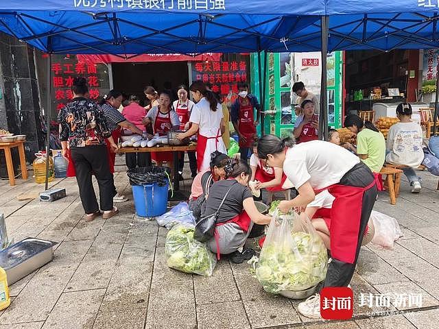 争分夺秒!重庆彭水山体崩塌现场发现生命迹象,居民、志愿者接力支援 - 7