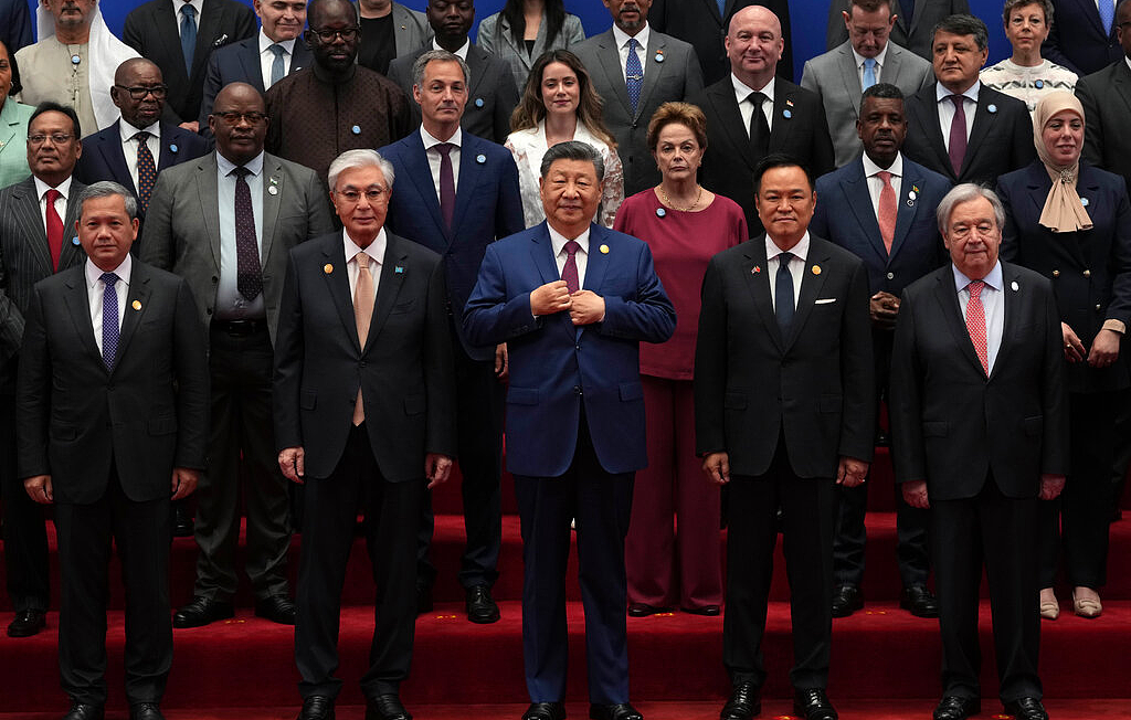 习近平阐述AI发展愿景:倡导开放共赢,与美国竞争(图) - 1