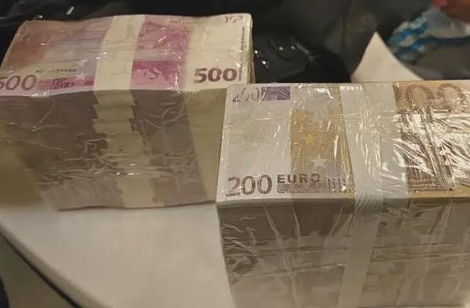 两男子在广州南站,当面交接价值超500万元现金 - 1