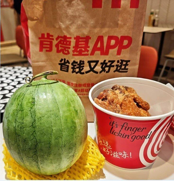 “炸鸡配西瓜”引发巨大争议!肯德基在华促销被指种族歧视(图) - 1