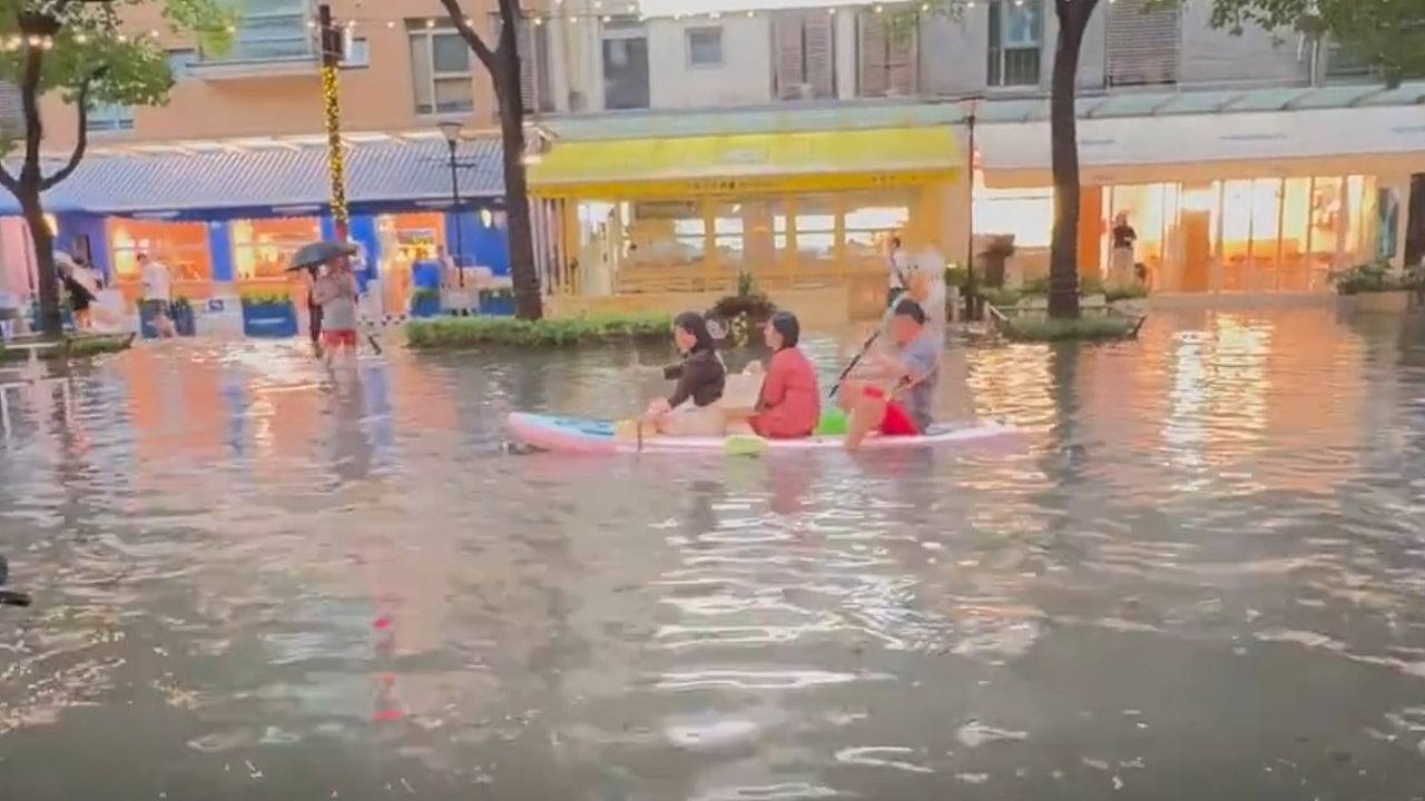 上海遭遇百年一遇特大暴雨!市区成“威尼斯”,民众划浆板出行(组图) - 1
