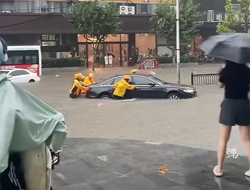 上海遭遇百年一遇特大暴雨！市区成“威尼斯”，民众划浆板出行（组图） - 2