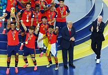 西班牙夺冠大合照，特朗普赖着不走！FIFA主席拉人超尴尬