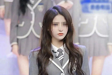 突发！退圈女星甩出百人名单，点名黄晓明、蔡依林、赵露思！失聪、自残、被注射不明液体……一句“毁掉我十年”引爆热搜！