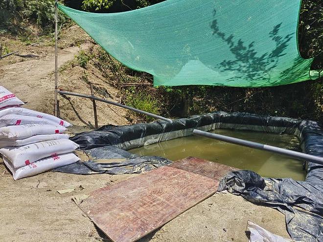 湖南侦破特大非法盗采稀土案：团伙设瞭望哨、配对讲机通风报信，共盗采稀土矿50余吨，12人落网，9人当庭认罪 - 1