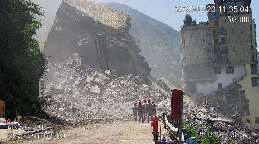 重庆彭水山泥倾泻孤石爆破作业首爆成功,进入到深度救援(组图) - 2