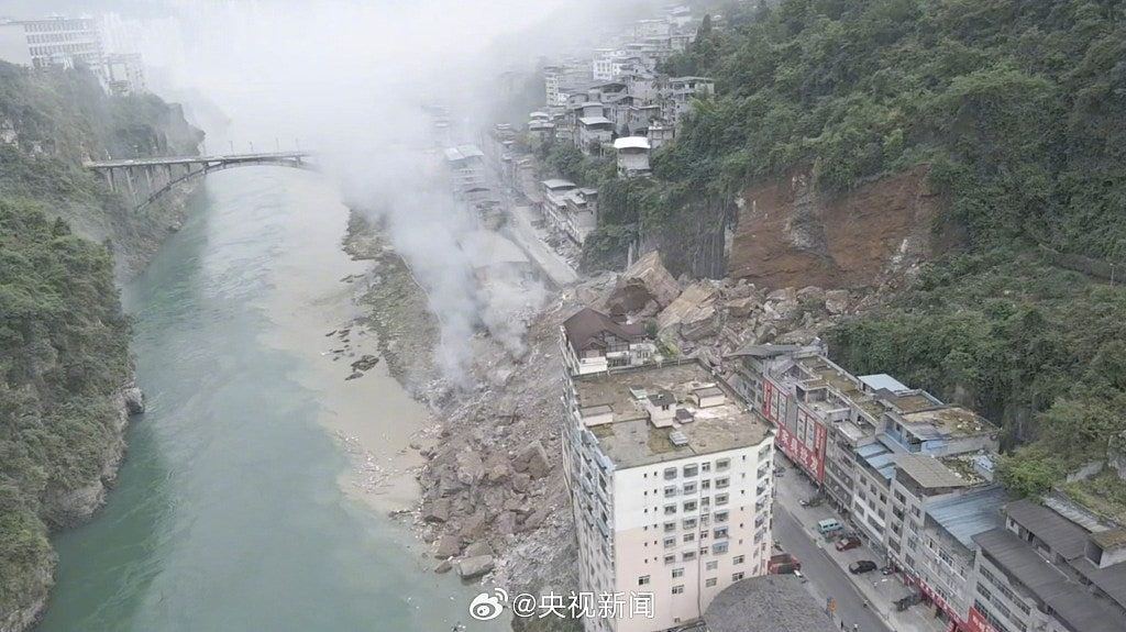 重庆彭水山泥倾泻孤石爆破作业首爆成功,进入到深度救援(组图) - 3