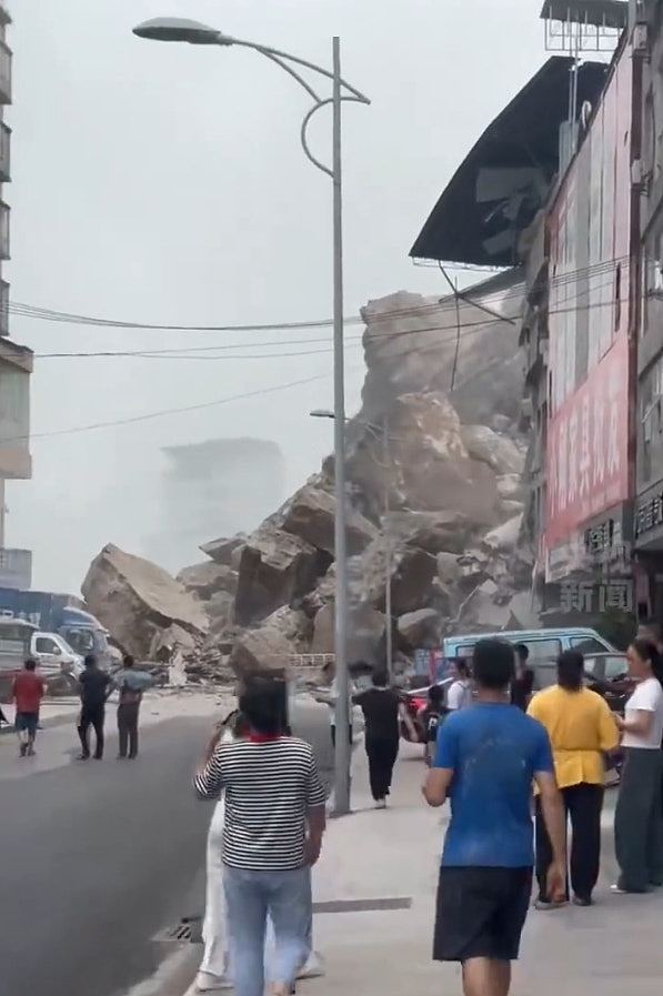 重庆彭水山泥倾泻孤石爆破作业首爆成功,进入到深度救援(组图) - 4