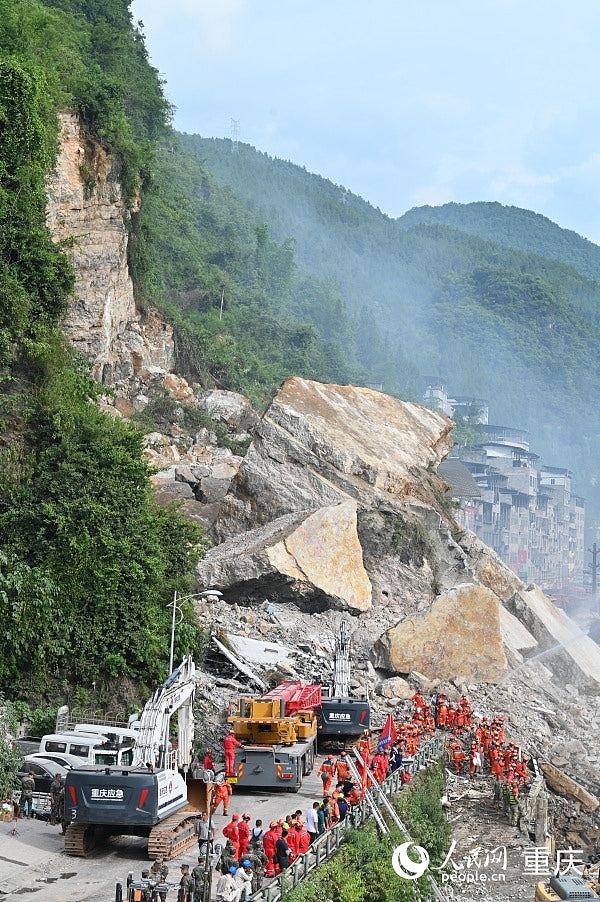 重庆彭水山泥倾泻孤石爆破作业首爆成功,进入到深度救援(组图) - 5