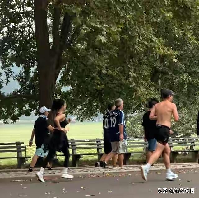 纽约街头偶遇杨紫晨跑,高马尾素颜太青春,瘦到路人差点认不出(组图) - 2