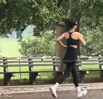纽约街头偶遇杨紫晨跑,高马尾素颜太青春,瘦到路人差点认不出(组图) - 4