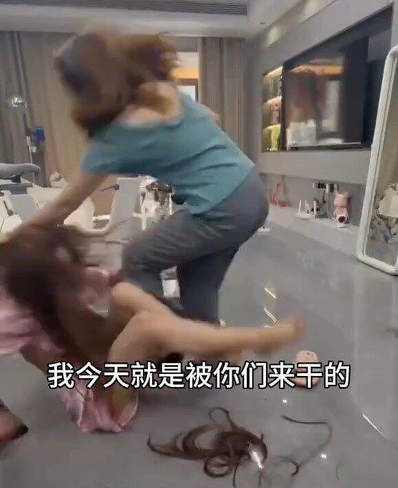一对男女闯进家门,美女被暴打、长发被剪,衣衫不整走光 - 2
