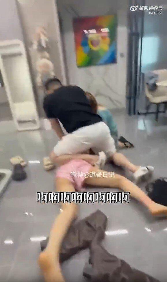 一对男女闯进家门,美女被暴打、长发被剪,衣衫不整走光 - 4