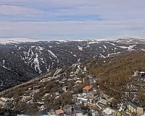 澳洲雪场7月高温刷新纪录!度假区降雪全靠人工,有人穿T恤滑雪(组图) - 1