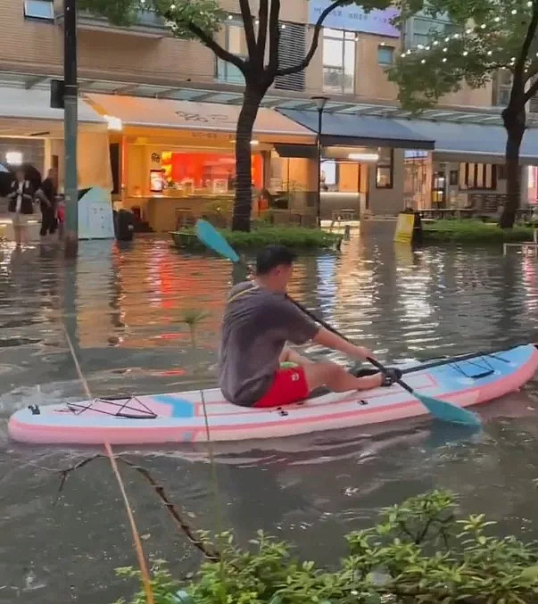 上海特大暴雨逼近“百年一遇”，市区惨变沪上威尼斯（组图） - 3