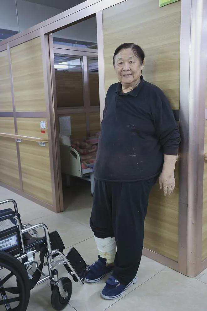 73岁港星遭弃养!一年半没洗澡肉烂见骨,老艺人有娃却在养老院等死 - 10