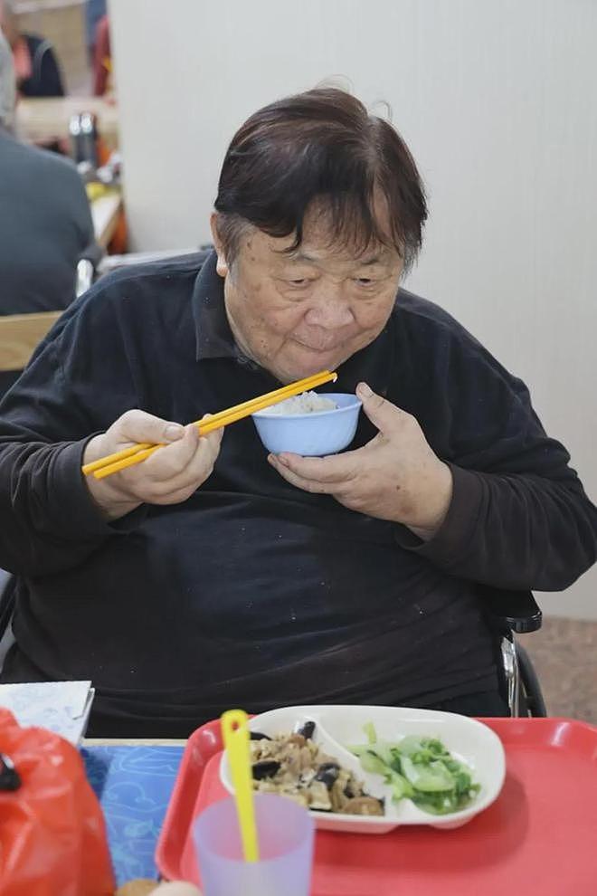 73岁港星遭弃养!一年半没洗澡肉烂见骨,老艺人有娃却在养老院等死 - 26