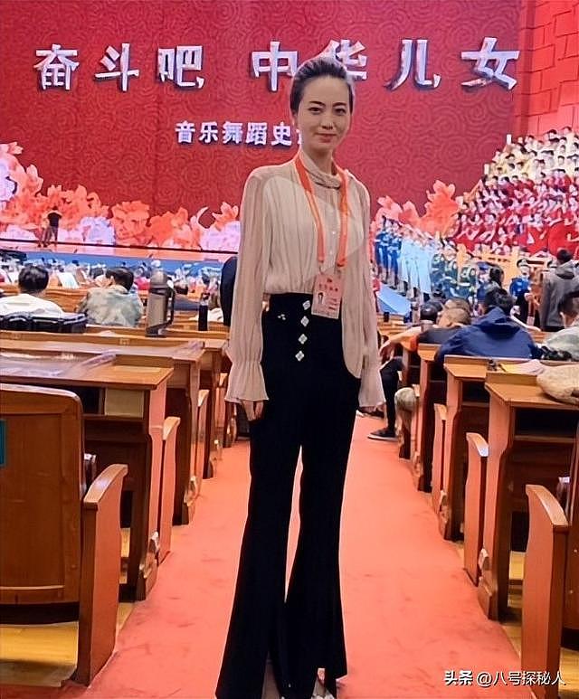 恒大歌舞团长白珊珊,在许家印被抓后,她低调嫁给了这个男人 - 19