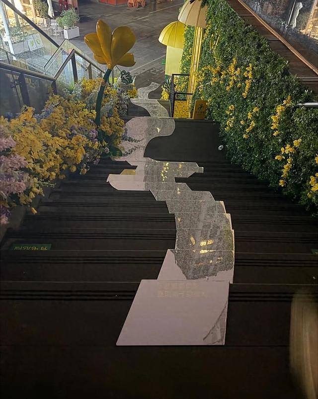 广西桂林万象城一打卡处在楼梯地面铺镜子,穿裙子顾客存走光风险 - 1