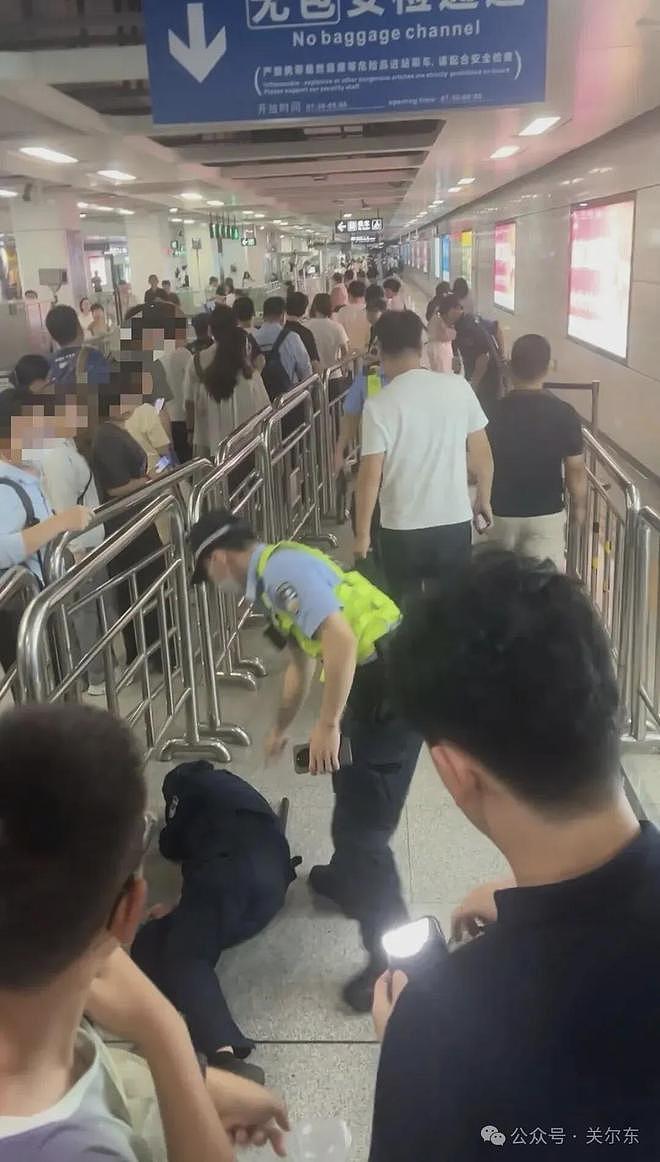 深圳地铁安检全面升级，早高峰严重拥堵！乘客冲卡引热议（组图） - 3